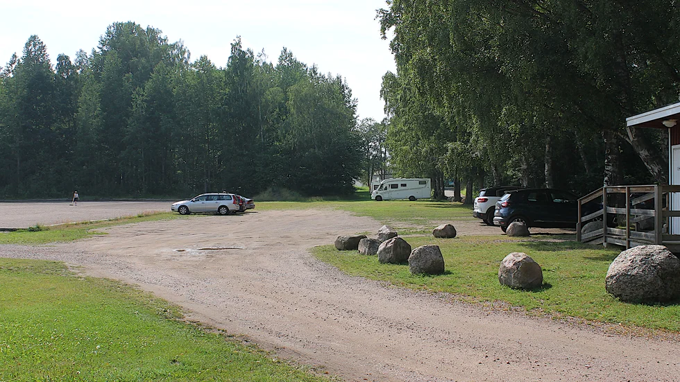 Nu införs parkeringsförbud för husbilar på nätterna på parkeringen vid boulebanorna.