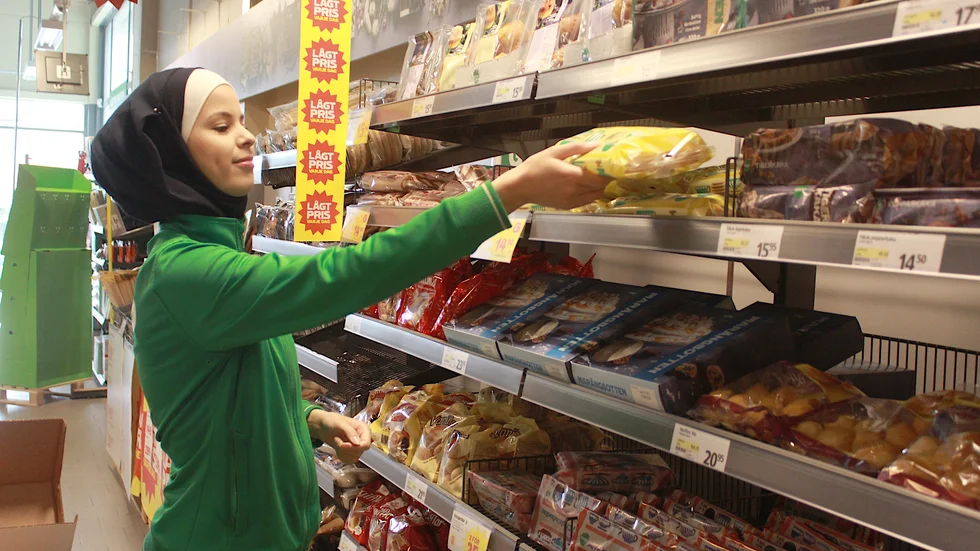 Coop på Aspedalsgatan i Hultsfred, tidigare Netto, håller fortfarande stängt efter IT-attacken. Grob Amora är en av butikssäljarna som är på plats för att bland annat ta emot och plocka upp varor, som kommer som vanligt.