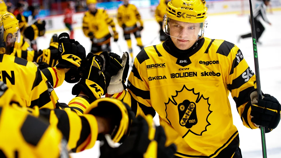 Måns Forsfjäll fick fira sitt första SHL-mål i karriären.