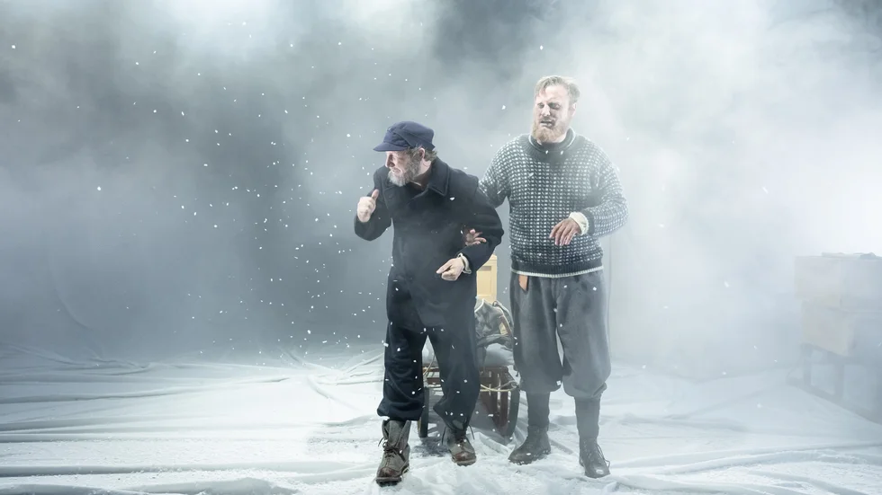 Ska de någonsin nå räddning? Aksel Morisse i rollen som ingenjör Andrée och David Rangborg som Knut Fraenkel kämpar på med packningen och med relationerna bland snö och drivis på Uppsala stadsteaters lilla scen.