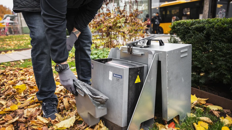 Skadedjursteknikern Andreas Hedin visar en så kallad smartbox vid Resecentrum. I lådan finns det en fälla som ger råttorna en elstöt när de kryper in. Varje låda har plats för uppemot 25 råttor.