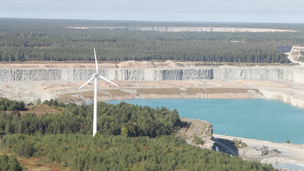 Regeringen har tagit ett förberedande beslut inför bedömningen om Cementa ska få förlängt täkttillstånd.