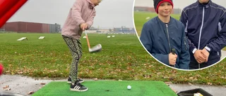 Elwis och Oscar, 13, lär yngre barn golfa – pengarna går till välgörenhet