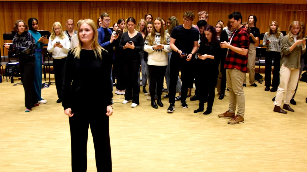 Arctic Light och Göteborgsoperans ungdomskör repeterar under ledning av regissören Kjell Peder Johansson musikverket "Existens" som har premiär i Göteborg 28 maj.
