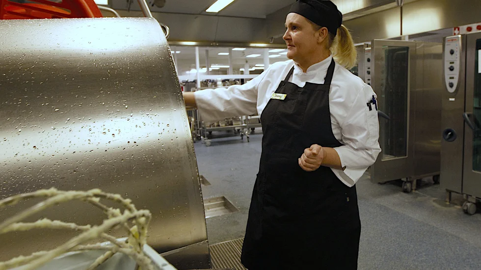 Det är inte bara matlagning från grunden som gäller när man står i köket på lassarettet. I arbetsuppgifterna ingår även diskning, berättar Joanna Lindgren. 