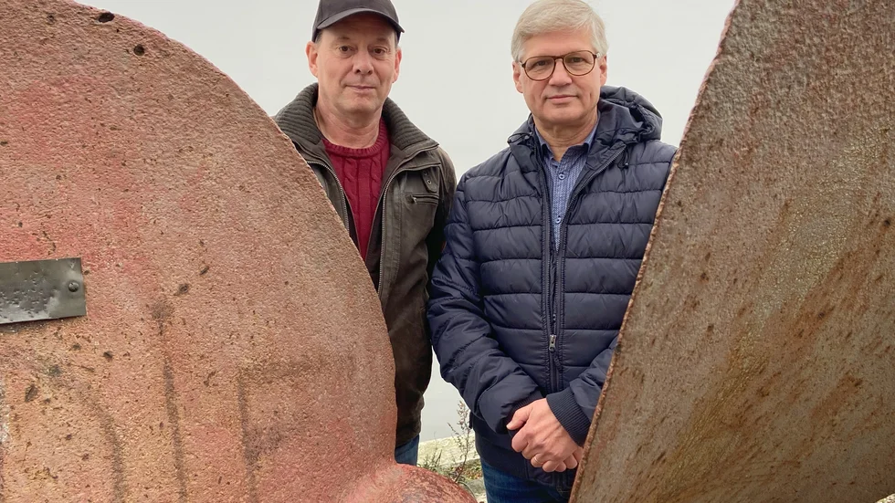 Mälarens horisont går knappt att urskilja men bakom Mikael Hernfalk och Hannu Lehmus, mellan Kalkudden och Härnön, brukar "Maja" dyka upp om somrarna.
