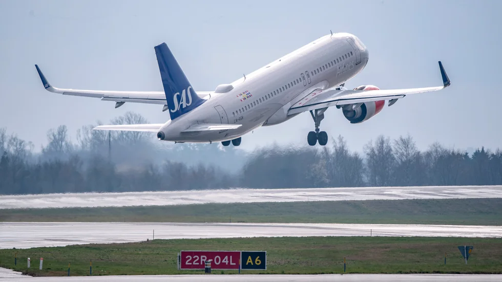 "Inom några år kommer vi kunna övergå till fossilfritt inrikesflyg. Av det skälet är det lite ironiskt att det är just de flygresorna Miljöpartiet och Klimatalliansen vill förbjuda", anser ledarskribenten. 
