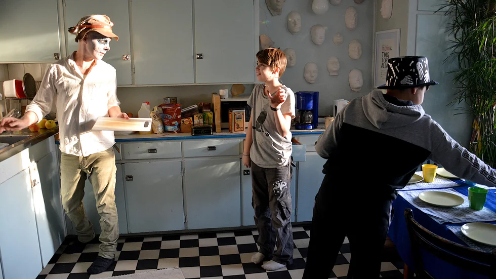 Jörgen Bergström förbeder för fika med kladdkakemuffins som Joshua Svefors och Amir Rezaei har bakat.