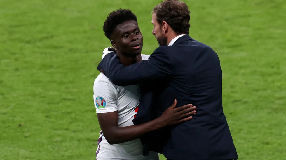 Bukayo Saka talar ut efter hatstormen. Arkivbild.