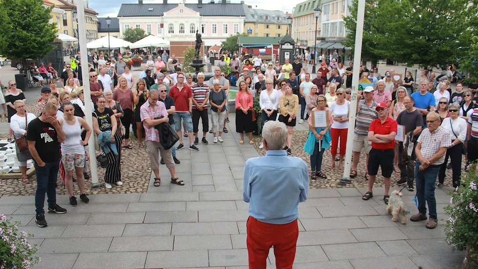 Manifestation för familjen Berisha i Vimmerby i helgen. Utvisningsbeslutet borde vara "ett olycksfall i arbetet", menar insändarskribenten.