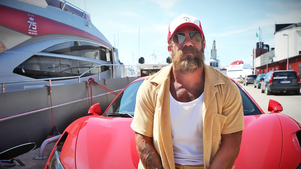 Jan Emanuel återvänder fortfarande regelbundet till Gotland. Här fångades han på bild i samband med att den 75 fot långa lyxyachten "Red" lade till i Visby gästhamn sommaren 2021.
