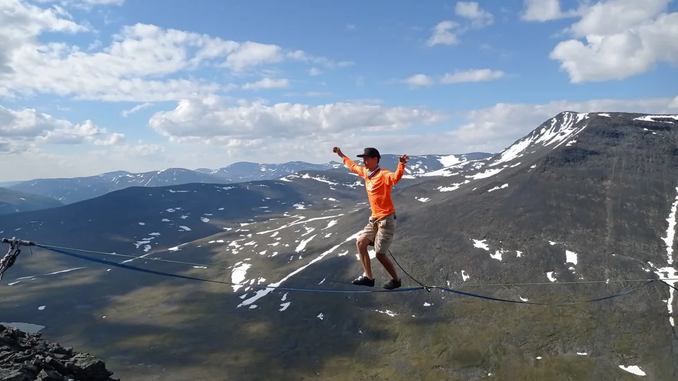 Snacka om utsikt. Friedrich Kühne var en av fyra lingångare som satte världsrekord vid Lapporten. Det tog tysken en timme och 21 minuter att gå den 2130 meter långa linan.
