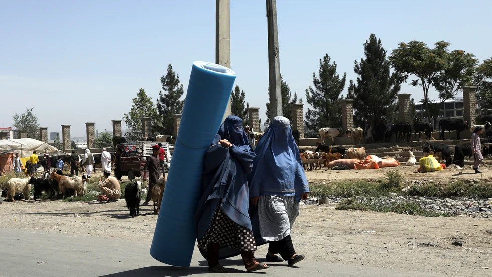 Afghanska kvinnor i Kabul inför årets firande av högtiden id al-adha. Tidigare år har talibanerna gått med på tillfälliga eldupphör över högtiden.