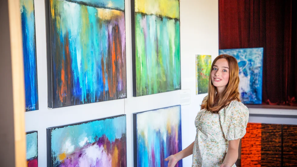 16-åriga Sara Crossner öppnar nu Vänge Art Gallery för första gången. "Det är tänkt att vara en utställning som berör, där alla kan hitta något de tycker om", säger hon.