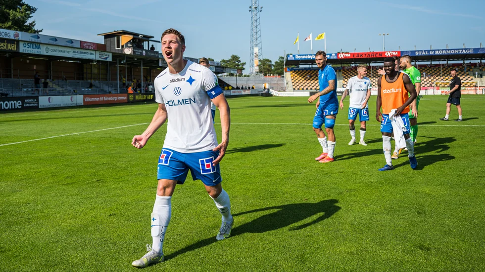 Alexander Fransson jublar med IFK-supportrarna som hade tagit sig till Listerlandet. Var det sista gången "Alle" firar en seger i IFK-tröjan den här gången?