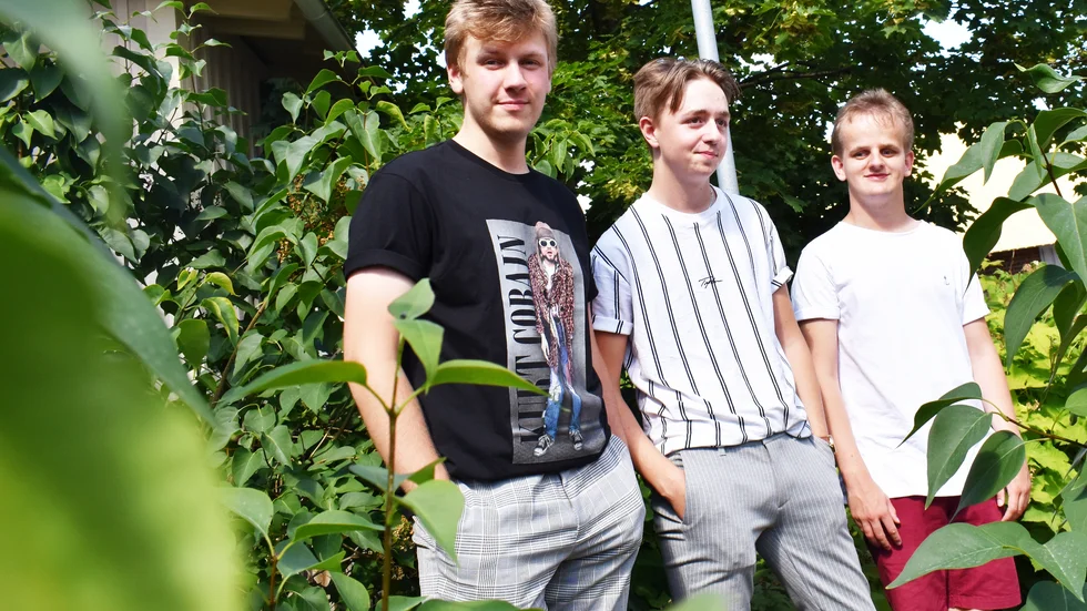 Christian Bridges, Anton Karlsson och Alexander Engström möttes i sin kärlek till popmusiken och bildade band. 