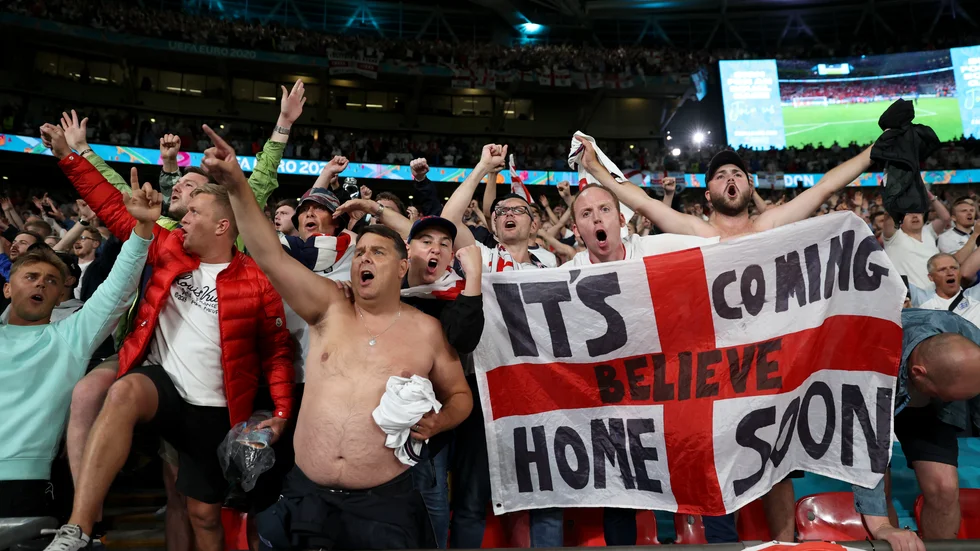 Engelska fans firar efter semifinalsegern mot Danmark.