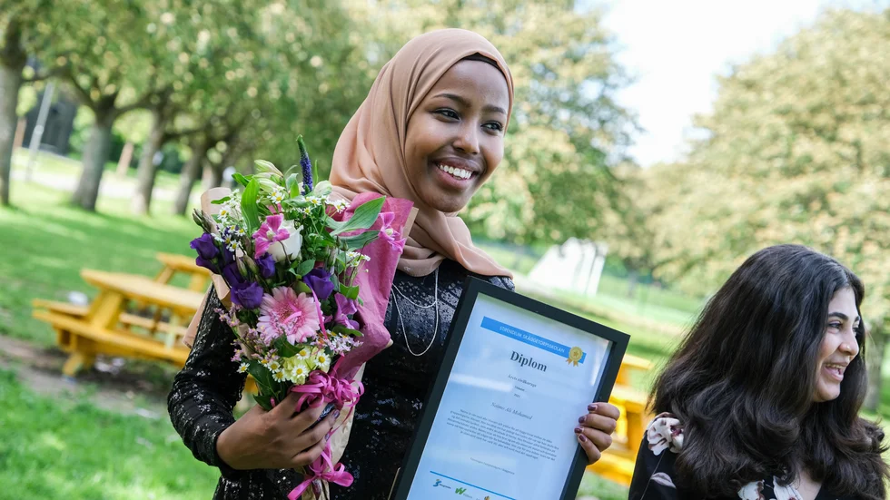 Naimo Ali Mohamed och Khayal Dhabiti har fått pris för civilkurage respektive årets prestation. De är två av Skäggetorpsskolans fem niondeklassare som har belönats för sina prestationer. Det är Fastighetsägarna i Skäggetorp som delar ut priserna.