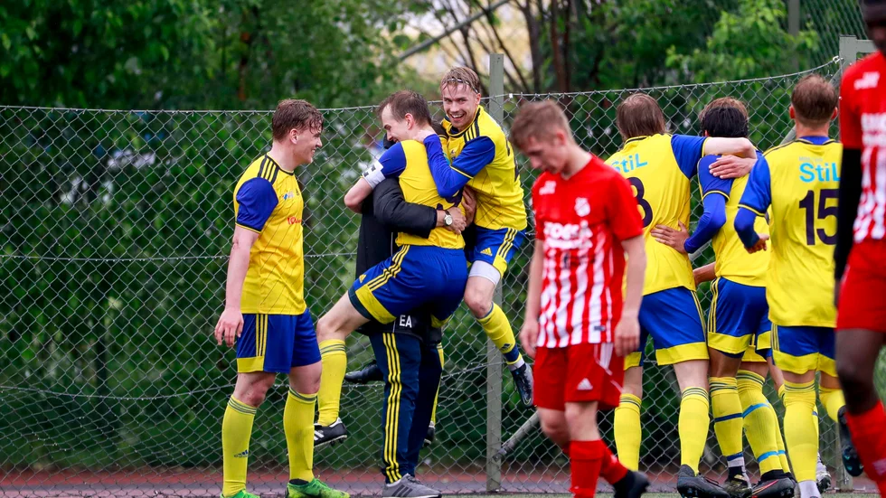 Det blev ett stort kramkalas då Liras lagkapten satte det matchvinnande målet till 2-1 mot Skogså.