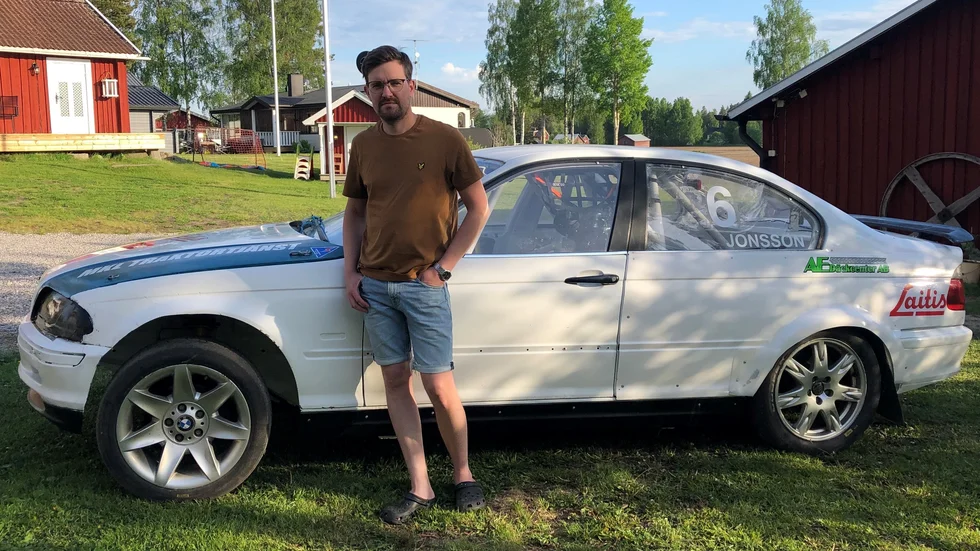 Per Jonsson rattar en BMW i helgens rallycross-SM. Bilen strulade under testkörningen inför tävlingarna men nu är den hel och redo för start.