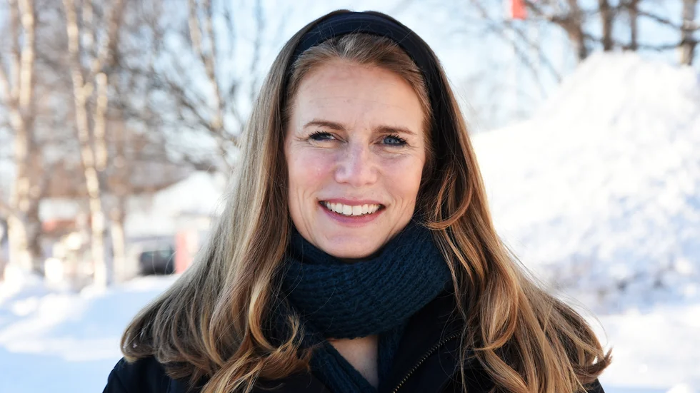 "Det finns en enkelhet i språket som är tilltalande", skriver NSD:s recensent om Caroline Graeskes debut "Jord". 