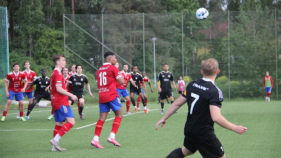 Fanna BK fick till en forcering mot slutet. Här lyfter lagkaptenen William Thuuri in en av flera frisparkar mot Norrtäljemålet.