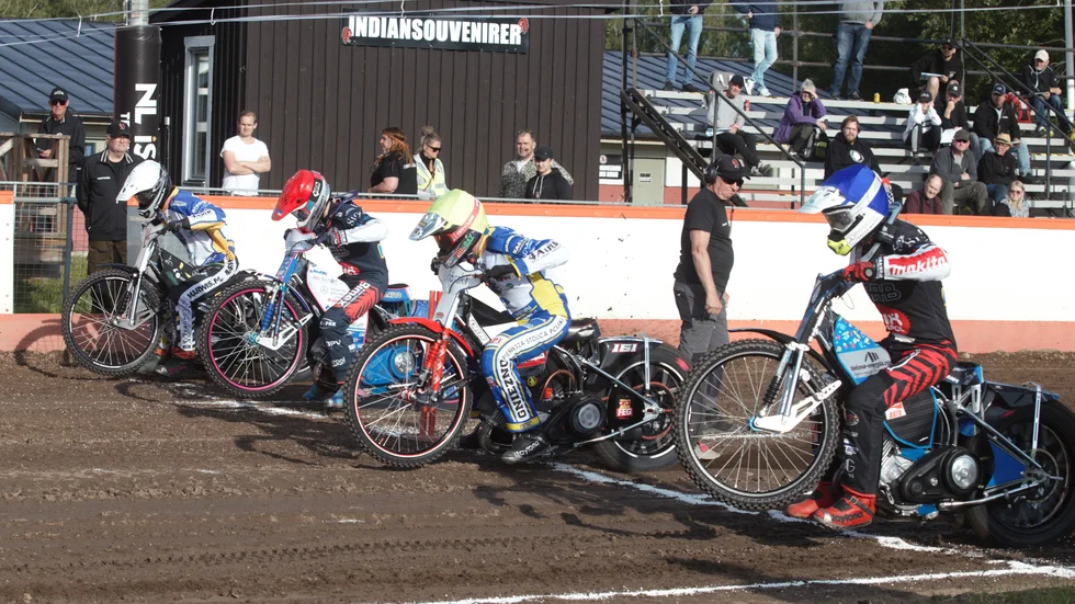 Piraterna, här i derbyt borta mot Indianerna, får nu hjälp med taggningen. På webben kan ni höra Lennart Lundströms och Peter Larssons Piratsång. "Hoppas det kan gå bättre för laget", säger Lundström.