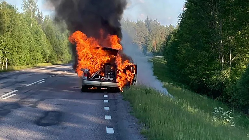 En personbil började brinna på väg 56 mellan Äs och Bie under torsdagskvällen.
