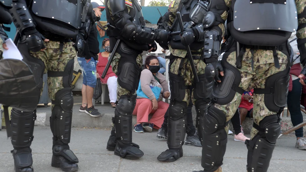 Anhöriga till intagna väntar utanför fängelset i Guayaquil. Bild från i torsdags.