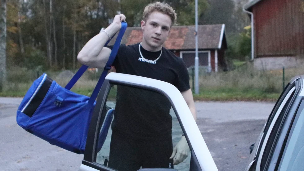 Förra säsongen var det fyra spelare i bilen från Linköping. Den här vintern får Andreas Rune pendla själv till Vingåker.