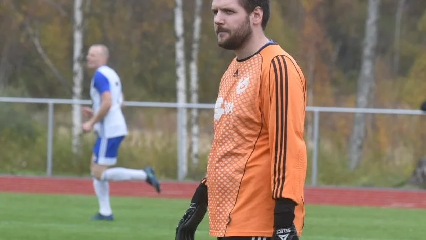 Andreas Brodin var med och tog upp Djursdala till division fyra. Nu väljer han att lägga målvaktshandskarna på hyllan.