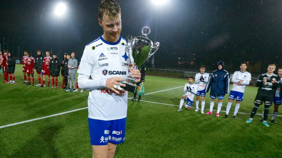 William Olausson fick höja pokalen i skyn efter finalsegern mot Piteå.