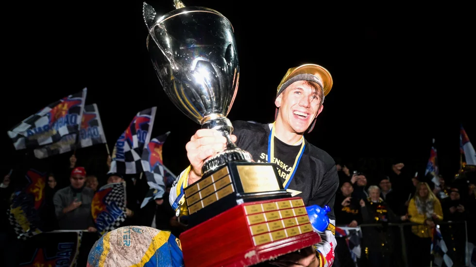 Maciej Janowski lyfter den stora SM-bucklan. Dackarna är svenska mästare i speedway 2021 – 14 år efter det senaste guldet.