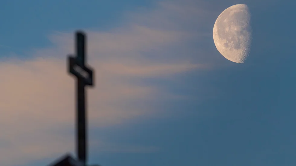 För många är det svårt att skilja på föreningstänkandet och att kyrkan samtidigt är en helig allmännelig kyrka, skriver Hans Marklund, präst och socialdemokratiskt kyrkopolitiker.