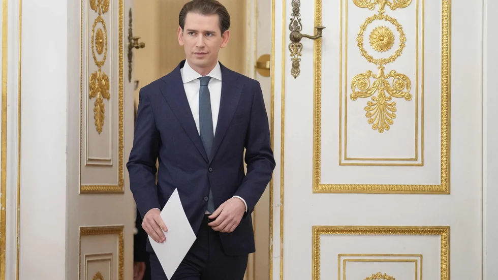 Österrikes kansler Sebastian Kurz vid tillkännagivandet att han avgår.