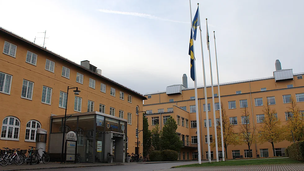 Svenska flaggan utanför polishuset i Linköping vajade på halv stång under måndagen för att hedra de två omkomna poliserna och konstnären Lars Vilks.