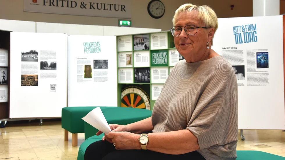 Britt-Inger Nordström, i bakgrunden syns delar av utställningen.
