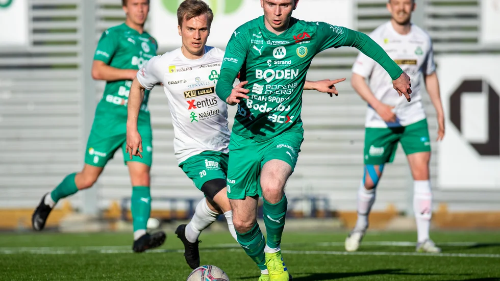 Robin Gälman jagar Adam Johnson.