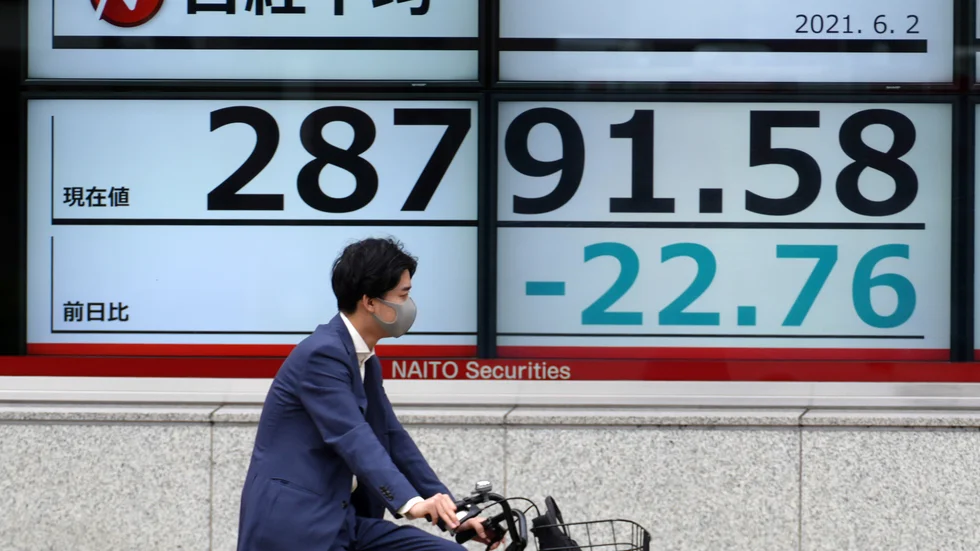 Tokyobörsens Nikkei 255-index sjunker i fredagshandeln. Arkivbild.
