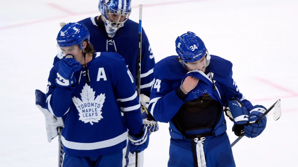 Torontospelarna Auston Matthews (34), Mitchell Marner (16) och Jack Campbell (36) deppar efter att ha blivit utslagna ur Stanley Cup.