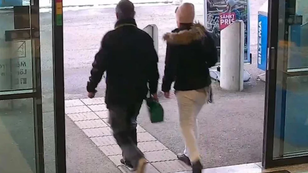 Från en längre shoppingtur till det blodiga knivmordet i mannens kök. Den 47-åriga Skelleftekvinnan står nu inför rätta vid Varbergs tingsrätt. I dagens Norran beskrivs skräckögonblicket när kvinnans mamma förstod att något hemskt hade inträffat i mannens bostad. 