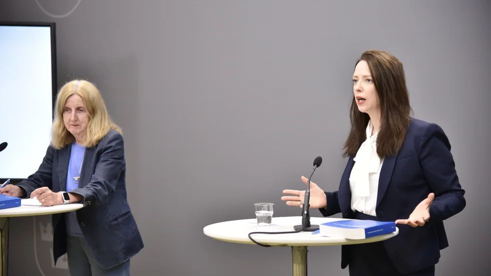 Finansmarknadsminister Åsa Lindhagen (till höger) tar emot slutbetänkandet från utredningen om stärkta åtgärder mot penningtvätt och finansiering av terrorism. Till vänster Barbro Thorblad, särskild utredare.