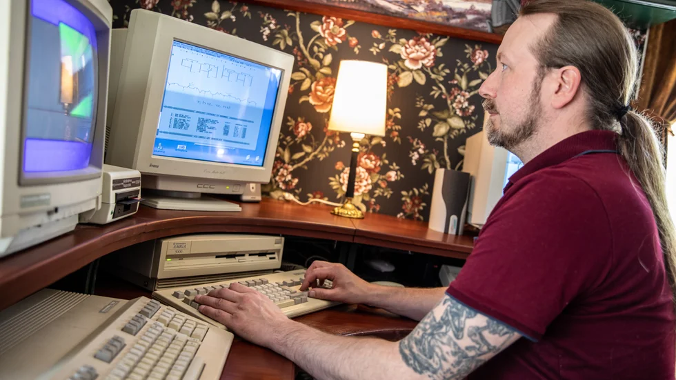 I Björn Sundbergs hemmakontor finns en liten retrodator-hörna. Men på lördag flyttar man in i ett packhus i innerstan och sänder direkt till hundratals retrodatorintresserade världen över.