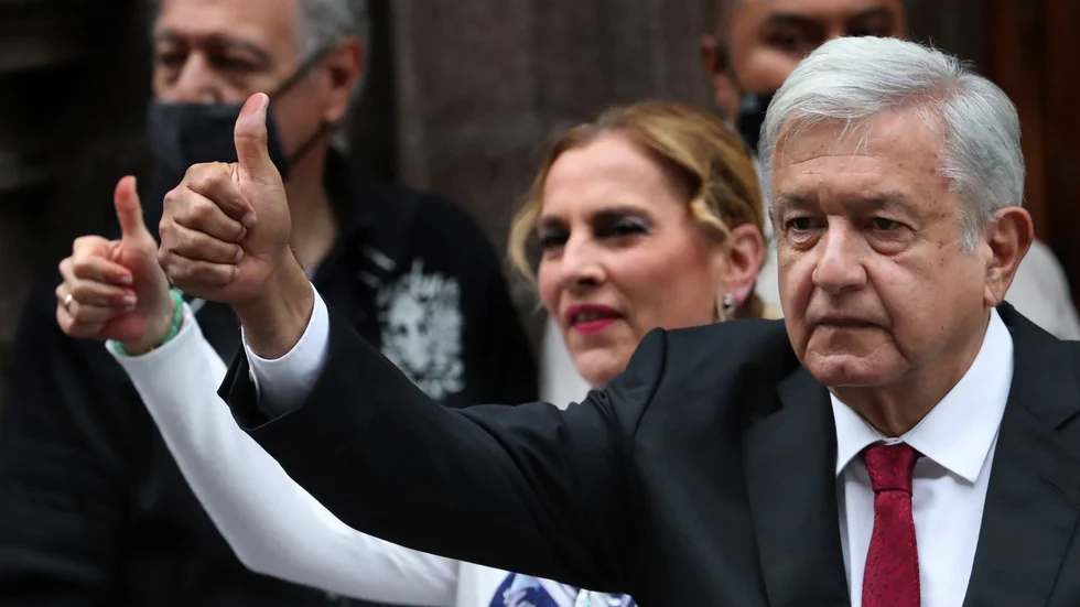 Mexikos president Andrés Manuel López Obrador, kallad Amlo, ger tummen upp efter att ha röstat i mellanårsvalet.