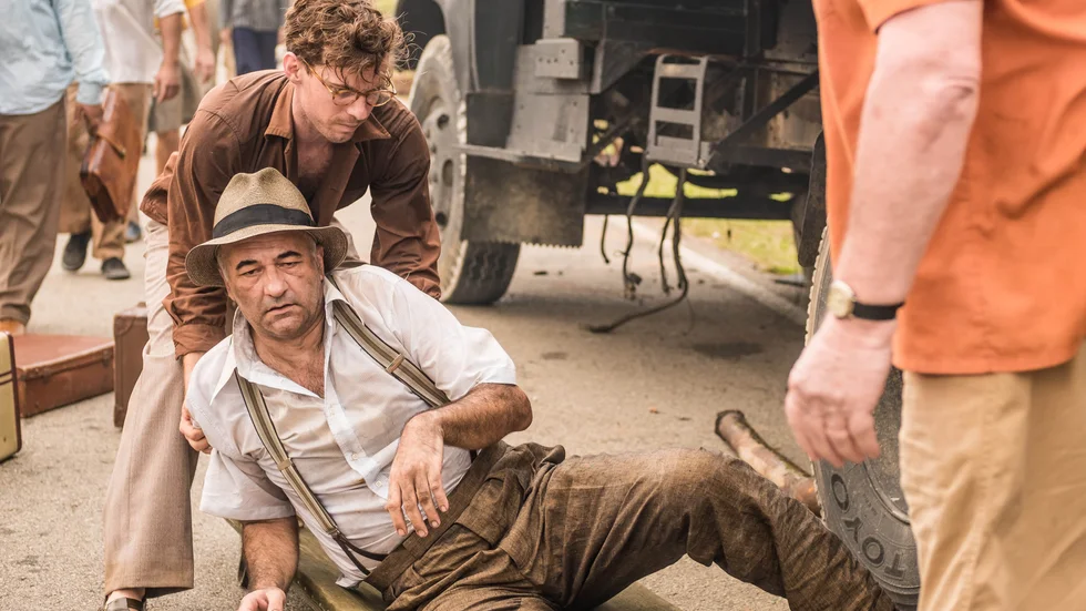 Matthew Webb (Luke Treadaway) och Francois Dupigny (Christophe Guybet) i den brittiska kostymserien "The Singapore grip" som visas i SVT/ SVT Play i sommar. 