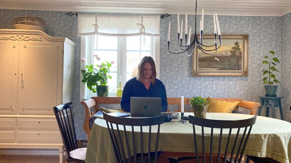 Jenny Hyrelius arbetar som systemutvecklare. Här sitter hon vid matsalsbordet.