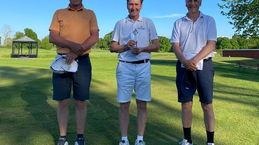Prispallen på H60-tourens premiär på Vadstena golfklubb. Från vänster ses tvåan Bob Bäckstedt, Rya, ettan Ulf Bergstrand, Drottningholm, och trean Peder Kruse, Båstad.