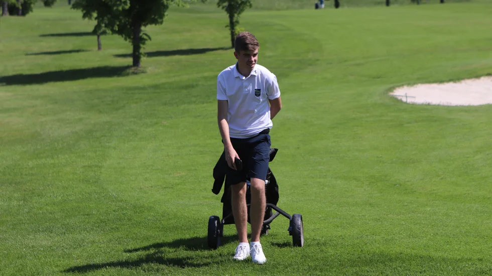 Pontus Karlsson från Katrineholsm GK lyckades inte försvara fjolårstiteln utan fick se en klasskompis från golfgymnasiet i Åtvidaberg som slutvinnare av pojkklassen.