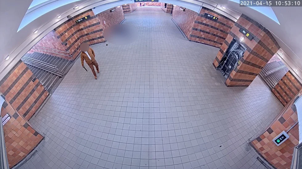 På övervakningsfilm syns den misstänkta mördaren gå runt på resecentrum med en mycket stor kniv i handen. Enligt åklagaren är det denna kniv som användes vid mordet.