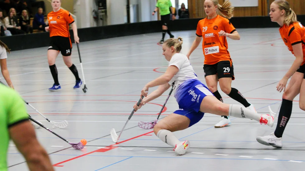 IBF Linköping låg steget före Rönnby, som drog på sig flera utvisningar på raken i den andra perioden. 
